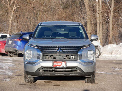 Used 2022 Mitsubishi Outlander ES image 2