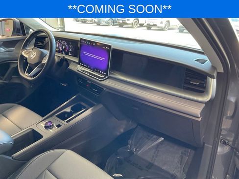 Used 2025 Volkswagen Tiguan SE FWD image 17