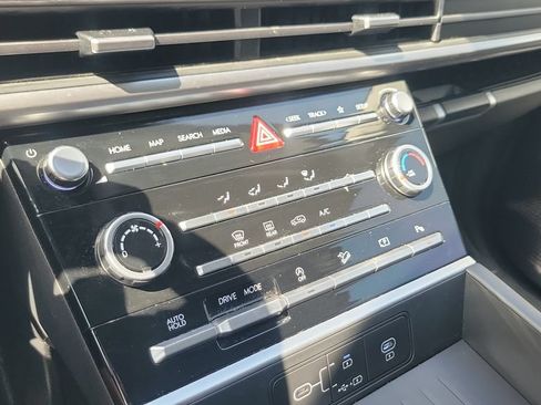 Used 2025 Hyundai Santa Fe SE FWD image 18