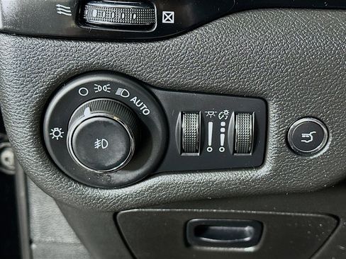 Used 2023 Jeep Cherokee Altitude Lux image 17