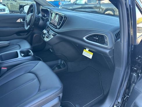 New 2026 Chrysler Pacifica Select image 52