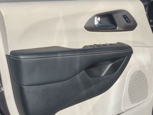 Used 2023 Chrysler Pacifica Touring-L image 31