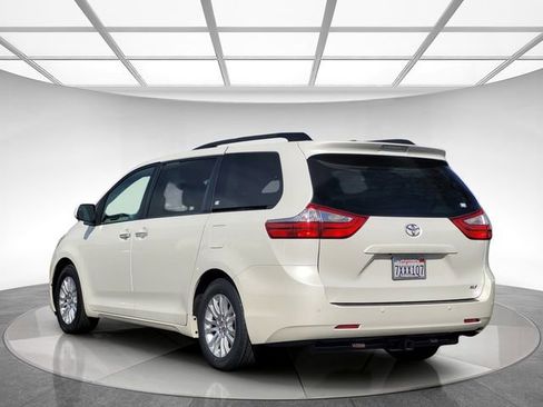 Used 2017 Toyota Sienna XLE Premium image 7