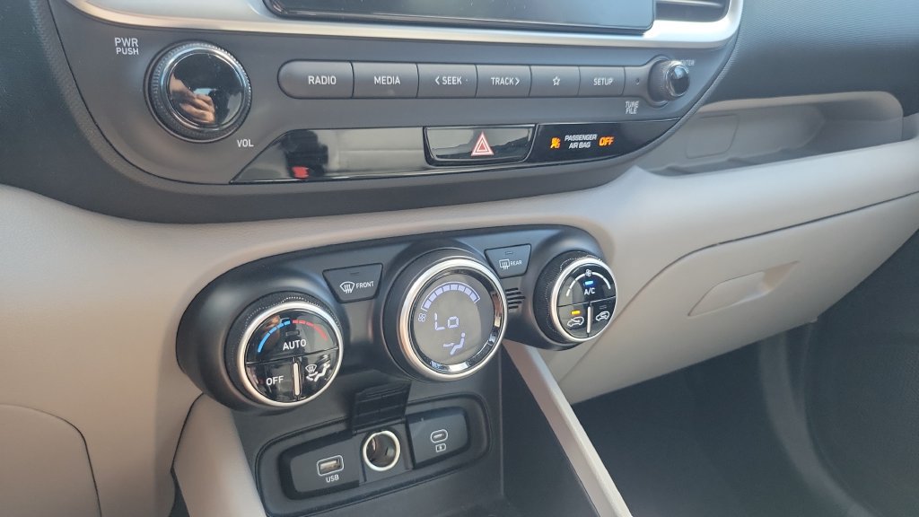 Certified 2023 Hyundai Venue SEL FWD image 19