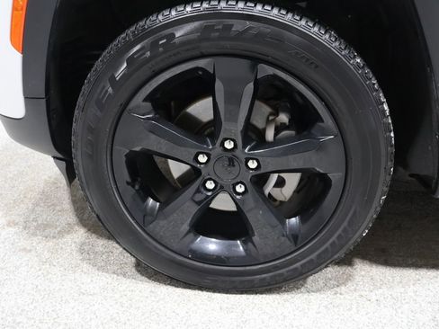 Used 2023 Jeep Grand Cherokee Altitude image 9