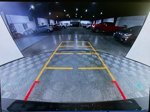 Used 2023 Chevrolet Traverse LT image 18