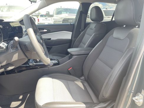 Used 2025 Chevrolet Trax LT image 34