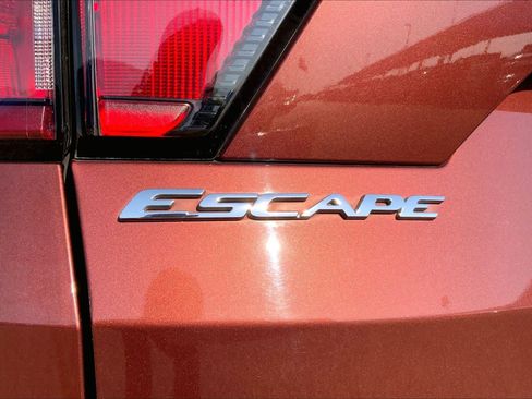 Used 2018 Ford Escape SE w/ Ford Safe & Smart Package AWD/4WD image 30