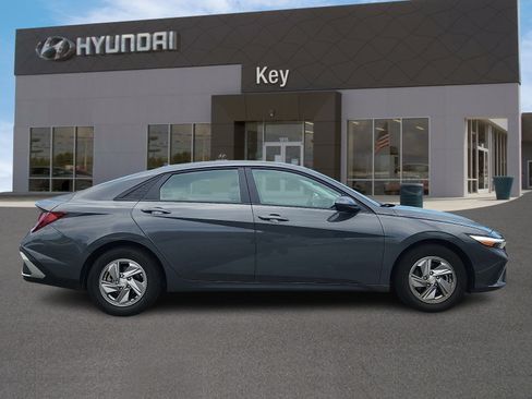 Certified 2025 Hyundai Elantra SE FWD image 3