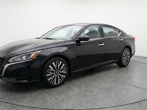 Used 2025 Nissan Altima 2.5 SV FWD image 3