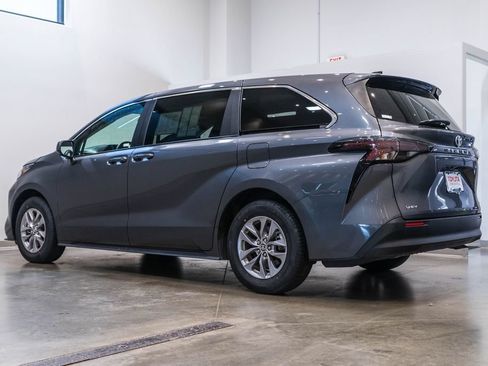 Used 2025 Toyota Sienna LE FWD image 7