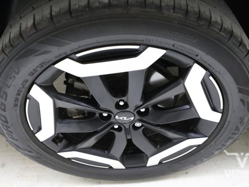 Used 2024 Kia Telluride EX w/ EX Captain's Chair Package FWD image 36