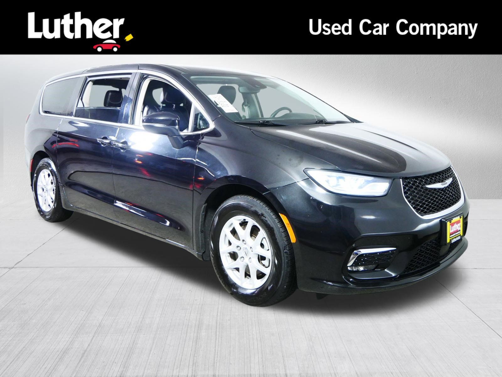 Used 2023 Chrysler Pacifica Touring-L FWD image 1