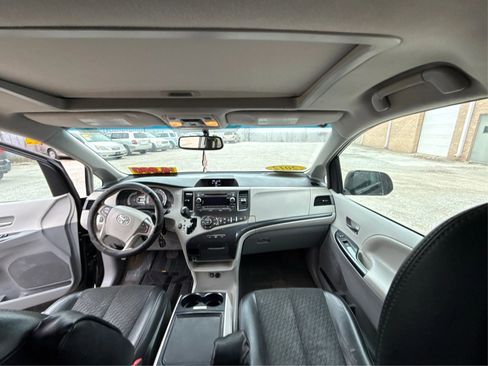 Used 2012 Toyota Sienna SE FWD image 25