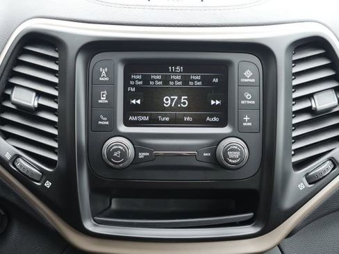Used 2017 Jeep Cherokee Sport FWD image 17