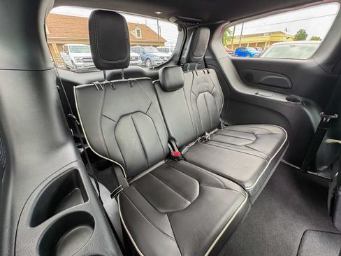Used 2026 Chrysler Pacifica Limited FWD image 32