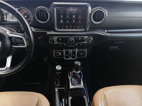 Used 2018 Jeep Wrangler Unlimited Sahara AWD/4WD image 3