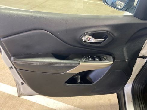 Used 2018 Jeep Cherokee Limited AWD/4WD image 16