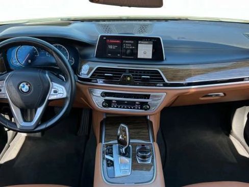 Used 2018 BMW 740i image 33