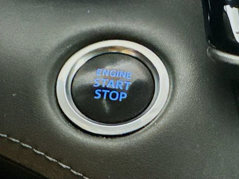 Used 2020 Toyota Highlander XLE AWD/4WD image 18