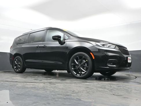 New 2026 Chrysler Pacifica Limited w/ S Appearance Package AWD/4WD image 41