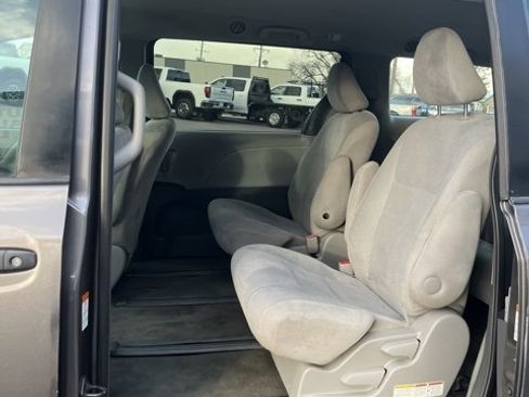 Used 2015 Toyota Sienna L image 37