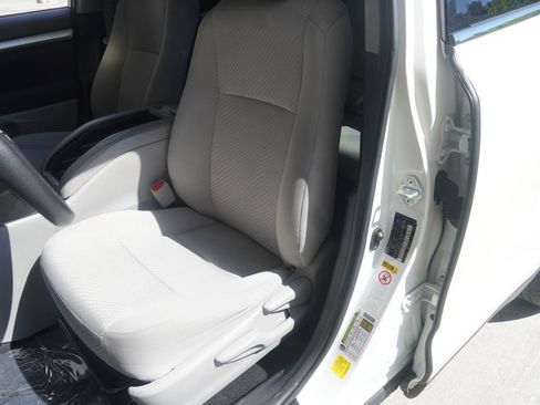 Used 2019 Toyota Highlander LE AWD/4WD image 33
