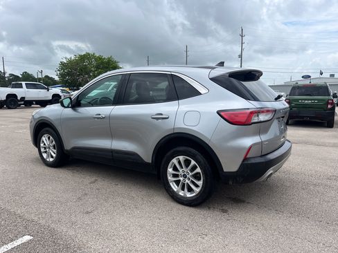 Used 2022 Ford Escape SE w/ Cold Weather Package AWD/4WD image 3