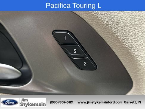 Used 2024 Chrysler Pacifica Touring-L FWD image 3