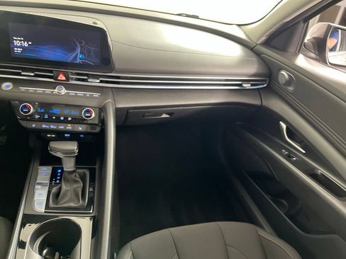 Used 2025 Hyundai Elantra SEL FWD image 18
