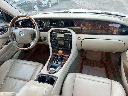 Used 2004 Jaguar XJ8 image 5