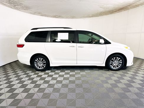 Used 2020 Toyota Sienna XLE FWD image 2