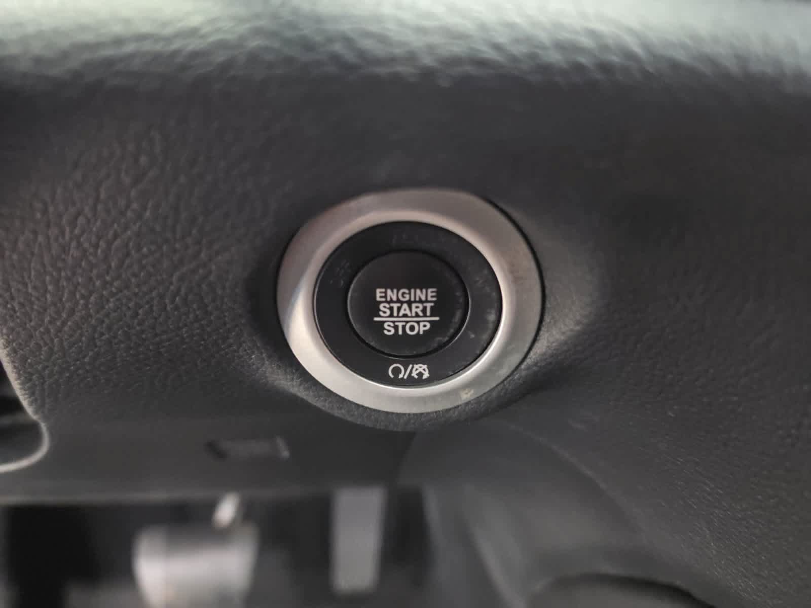 Used 2025 Chrysler Pacifica Limited FWD image 27
