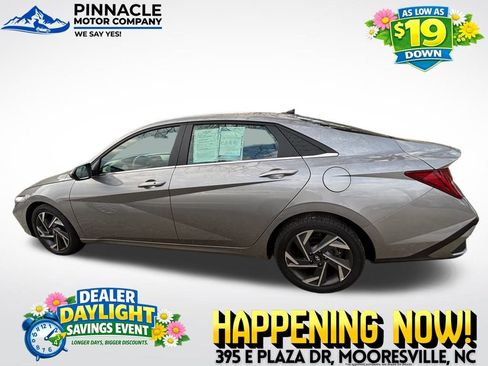 Used 2025 Hyundai Elantra SEL image 4