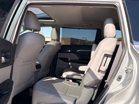 Used 2019 Toyota Highlander Limited FWD image 20