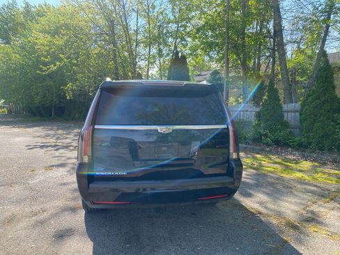 Used 2017 Cadillac Escalade ESV Luxury AWD/4WD image 4