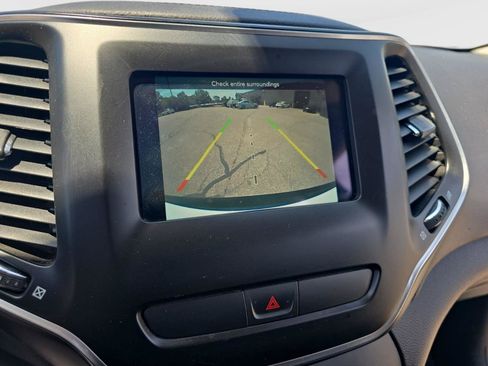 Used 2019 Jeep Cherokee Latitude w/ Cold Weather Group FWD image 24