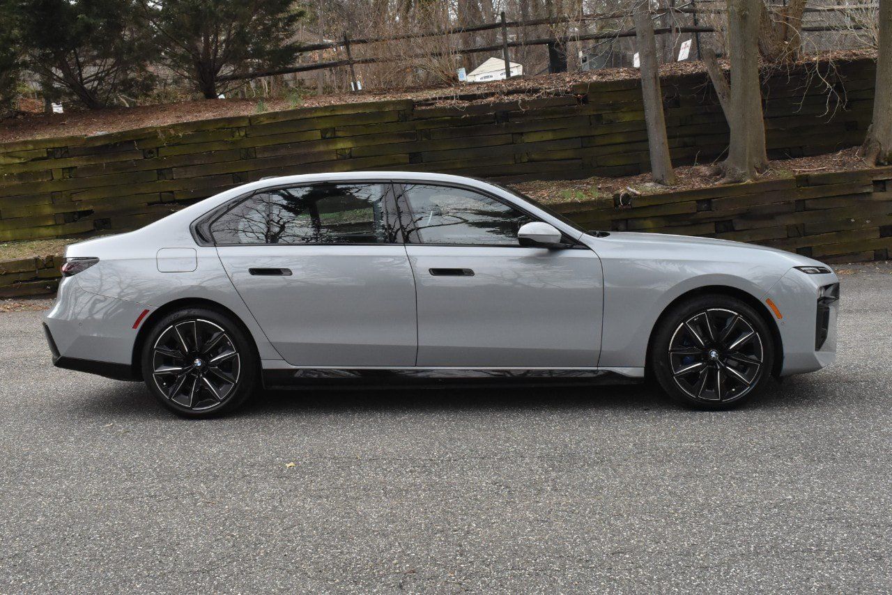 Used 2023 BMW i7 xDrive60 AWD/4WD image 9