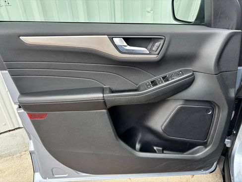 Used 2022 Ford Escape SEL image 9