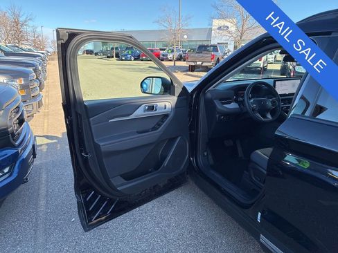 Used 2025 Ford Explorer Active AWD/4WD image 10
