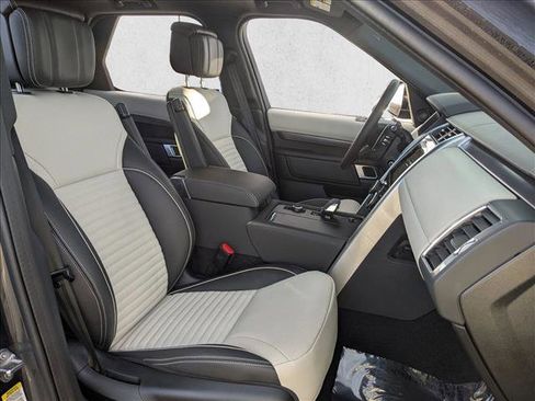 Used 2024 Land Rover Discovery Metropolitan Edition image 23