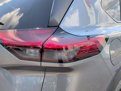 Used 2023 Nissan Rogue S FWD image 12