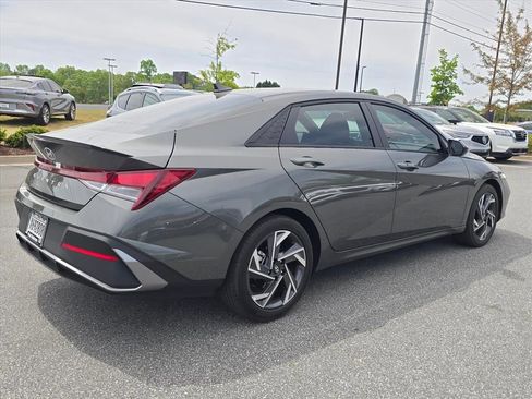 Used 2025 Hyundai Elantra Sport image 3
