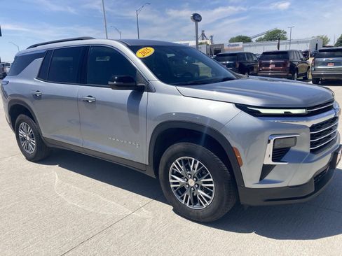 Used 2025 Chevrolet Traverse LT FWD image 8