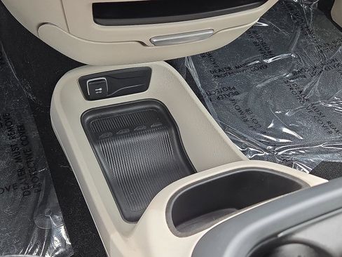 Used 2024 Chrysler Pacifica Touring-L FWD image 30