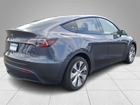 Used 2022 Tesla Model Y Long Range image 5
