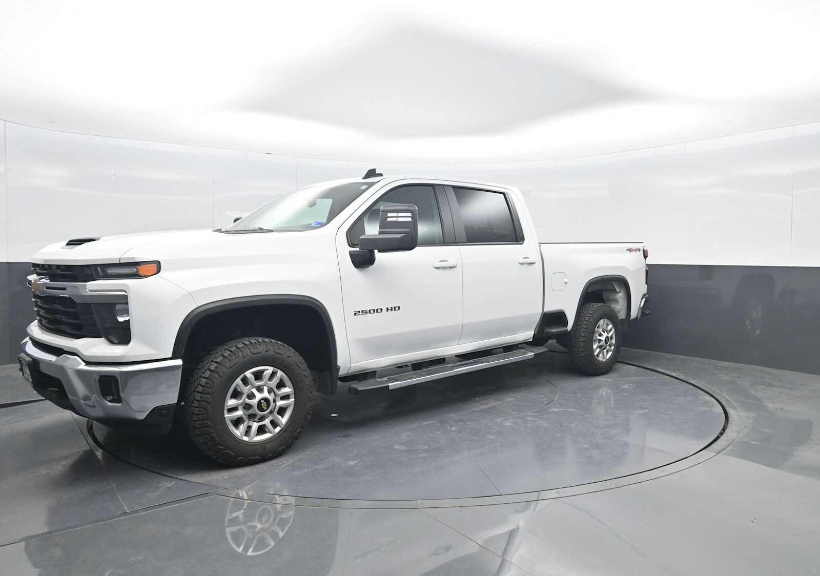 Used 2025 Chevrolet Silverado 2500 LT w/ Convenience Package AWD/4WD image 4