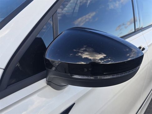 Certified 2022 Volkswagen Tiguan SE R-Line image 9