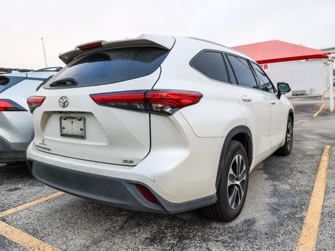 Used 2021 Toyota Highlander XLE FWD image 8