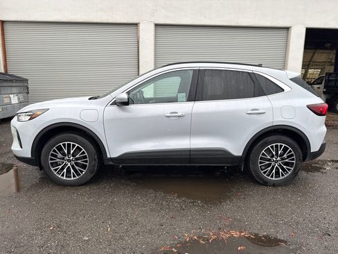 Used 2025 Ford Escape SE image 2